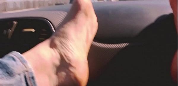  Traveling With Lisa -Amateur Foot Smelling Worship In the Car